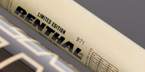RENTHAL KIEROWNICA 7/8 CALA (22MM) MX HANDLEBAR HARD ANO PADDED KOLOR HARD ANO Z GĄBKĄ (LIMITED EDITIO HARD ANO)
