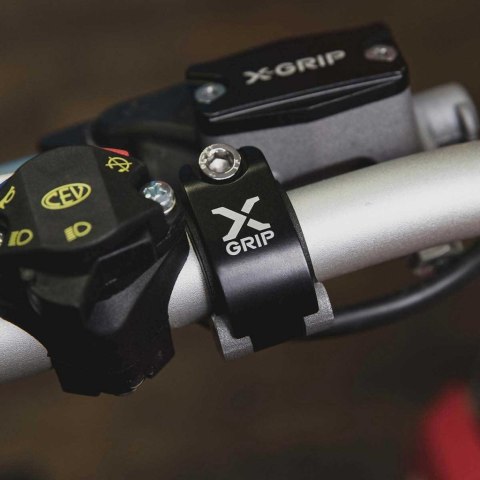 X-GRIP ZACISK ROTACYJNY (ZAPOBIEGA PĘKNIECIU MOCOWANIA) DO POMPY HAMYLCA I SPRZĘGŁA BRAKTEC HUSQVARNA, GASGAS KOLOR CZARNY