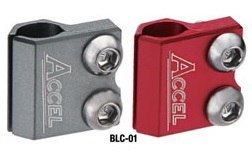 ACCEL UCHWYT PRZEWODU HAMULCOWEGO PRZÓD HONDA/YAMAHA KOLOR CZERWONY ACCEL