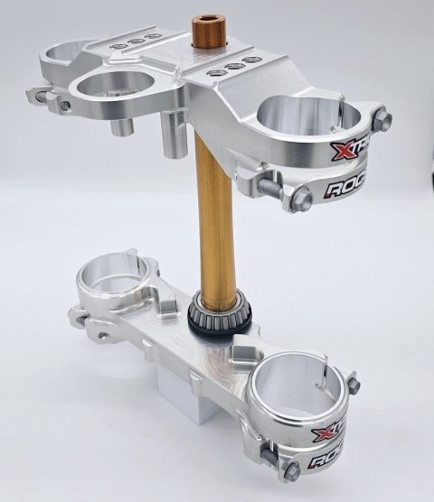 XTRIG PÓŁKI ZAWIESZENIA PRZEDNIEGO ROCS TECH TRIPLE CLAMPS YAMAHA TENERE 700 '21-'26 (OFFSET 30MM) (DLA ZESTAWU KYB 48MM) KOLOR  X-TRIG