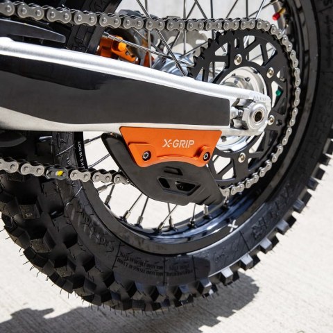 X-GRIP OSŁONA WAHACZA TYLNEGO PASUJE DO: KTM SX(F), XCF, XC '23-, EXC(F), XC-W,XCF-W '24-, HQV TC, FC, FX, TX '23-, FE, TE '24-  X-GRIP
