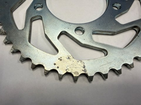 SUNSTAR ZĘBATKA TYLNA 828 44 SUZUKI SV 650 99-13 (JTR807.44) (ŁAŃC. 525) (82844JT) (PRZECENIONY DRUGI GATUNEK-PRZEBARWIENIE NA Z SUNSTAR