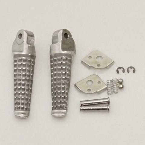 BIKETEC PARTS ZESTAW PODNÓŻKÓW (PODNÓŻKI) PASAŻERA KOMPLETNY Z MOCOWANIAMI SUZUKI GSXR 600/750 '96-05, GSXR 1000 '01-04 KOLOR SR