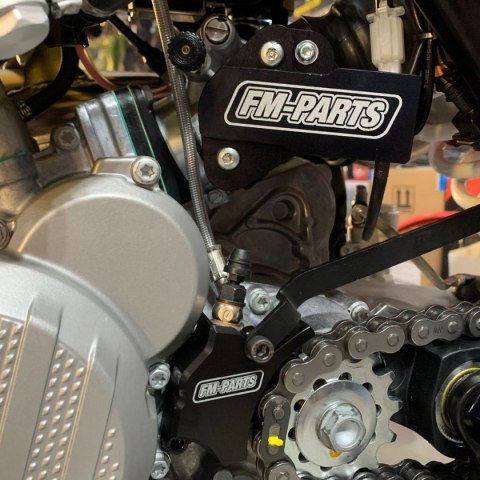 FM-PARTS OSŁONA WYSPRZĘGLIKA/SIŁOWNIKA SPRZĘGŁA KTM 250/300/350/450 '17-'23 KOLOR CZARNY