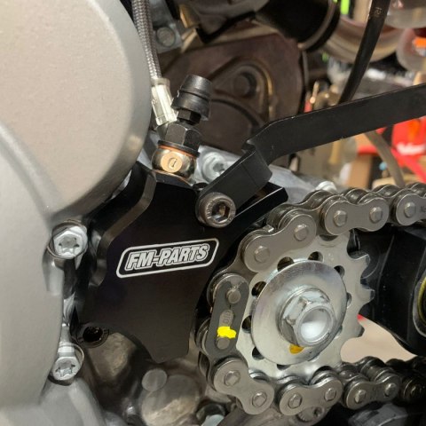 FM-PARTS OSŁONA WYSPRZĘGLIKA/SIŁOWNIKA SPRZĘGŁA KTM 250/300/350/450 '17-'23 KOLOR CZARNY